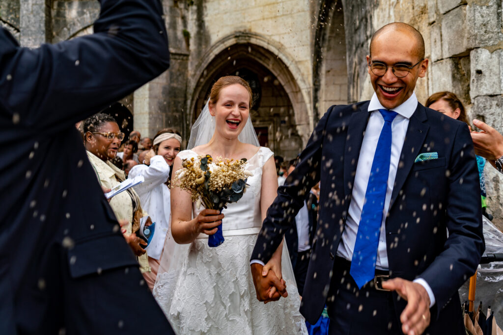Sortie d’église des mariés sous une pluie de confettis – moment fort d’un mariage à Marmande