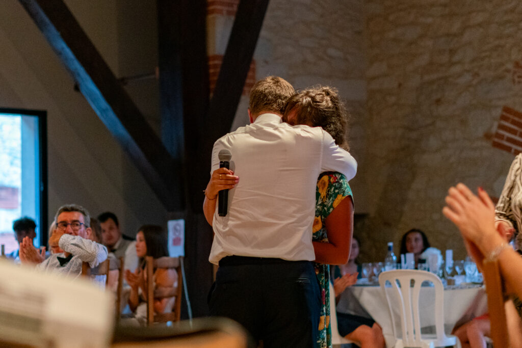 Étreinte émotive sur la piste de danse – moment fort d’un mariage à Bordeaux