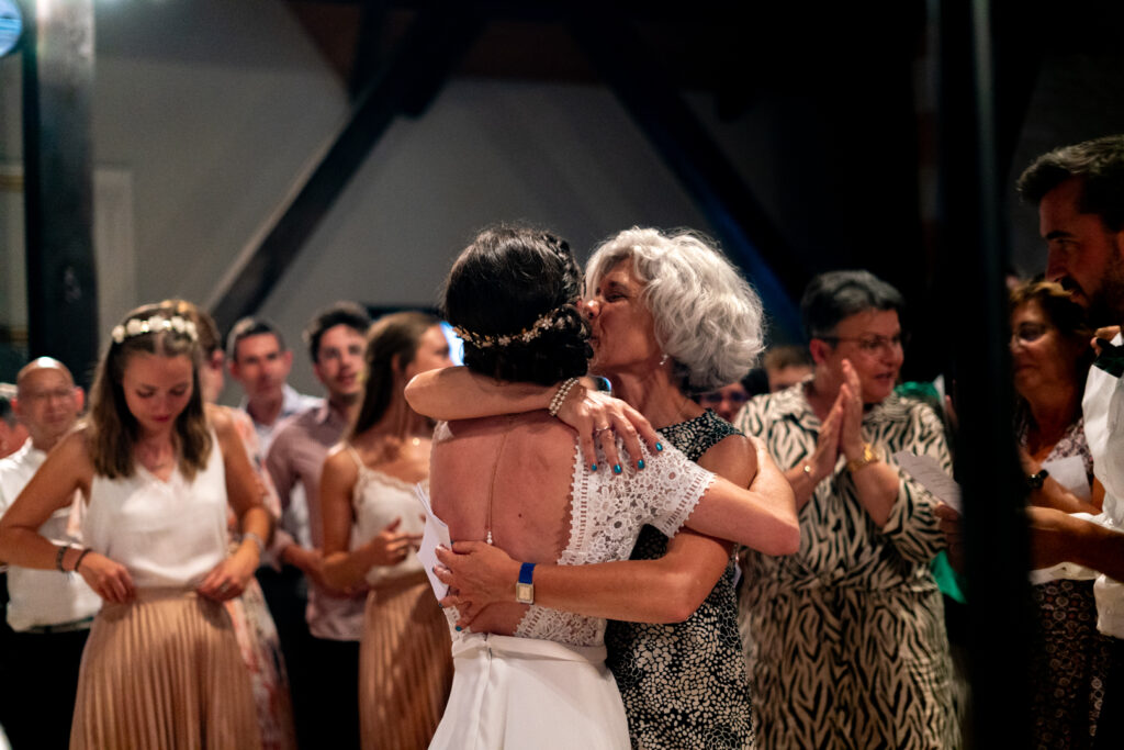 Étreinte émouvante sur la piste de danse pendant la soirée de mariage à Marmande – souvenirs inoubliables