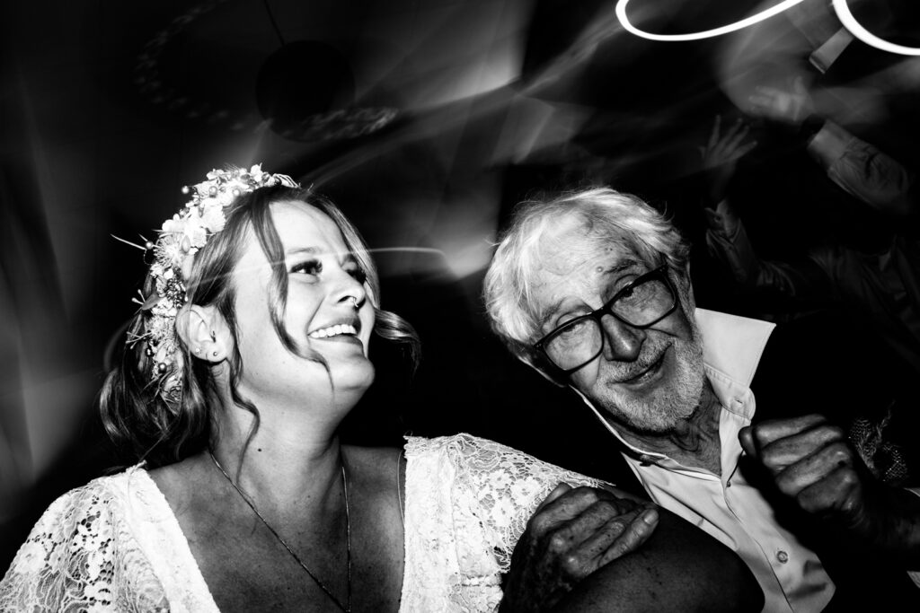 Mariée et grand-père partageant un moment complice sur la piste de danse – soirée de mariage à Marmande