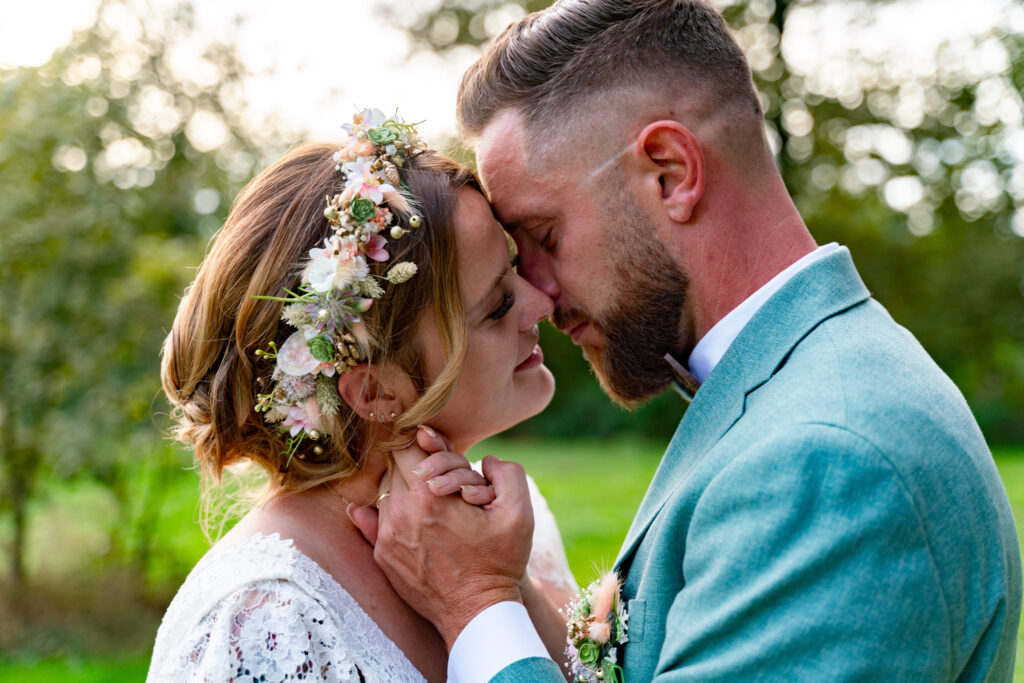 Couple de mariés dans la lumière dorée du soir – photo douce et romantique prise à Marmande
