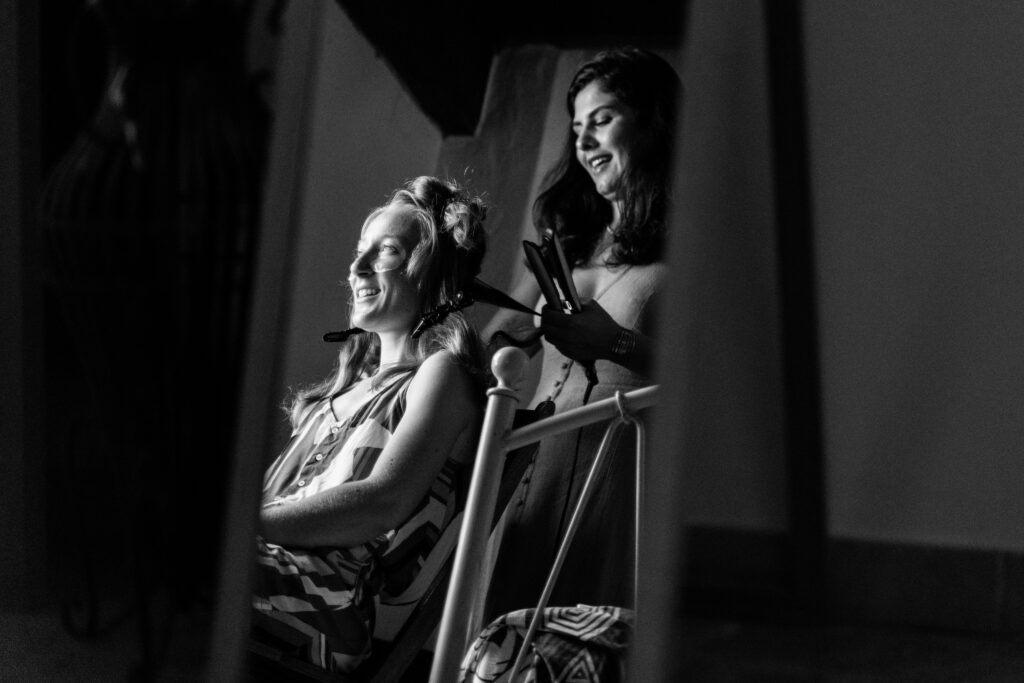 Préparation de la mariée en noir et blanc – séance coiffure naturelle avant le mariage à Bordeaux