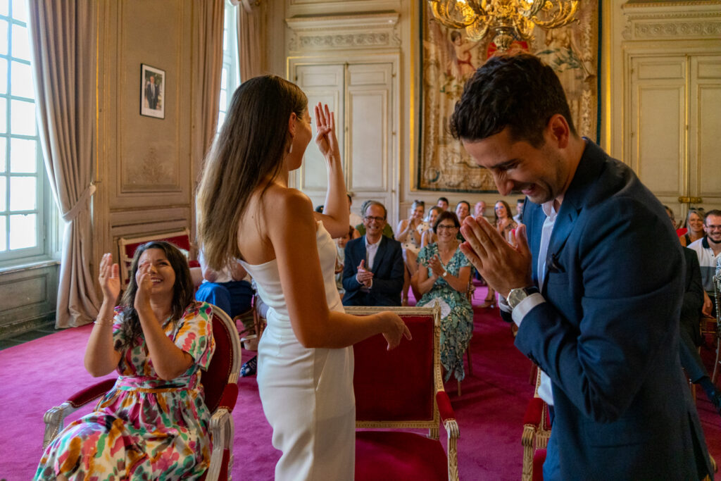 Cérémonie civile dans une salle de mariage à Bordeaux – regards complices et émotions partagées