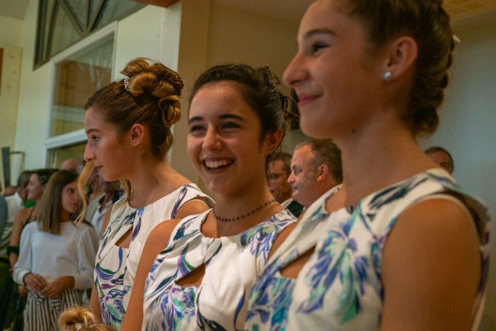 Demoiselles d’honneur souriantes pendant la cérémonie de mariage à Marmande – moment d’émotion naturelle