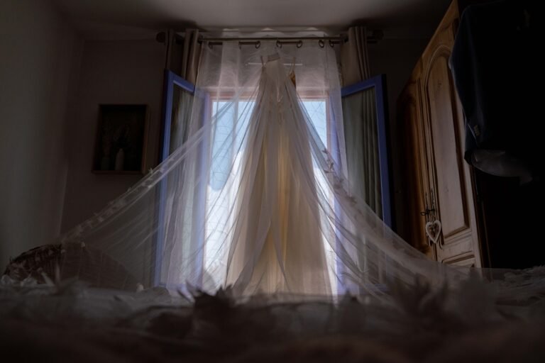 Comment choisir les tenues idéales pour votre séance photo de mariage