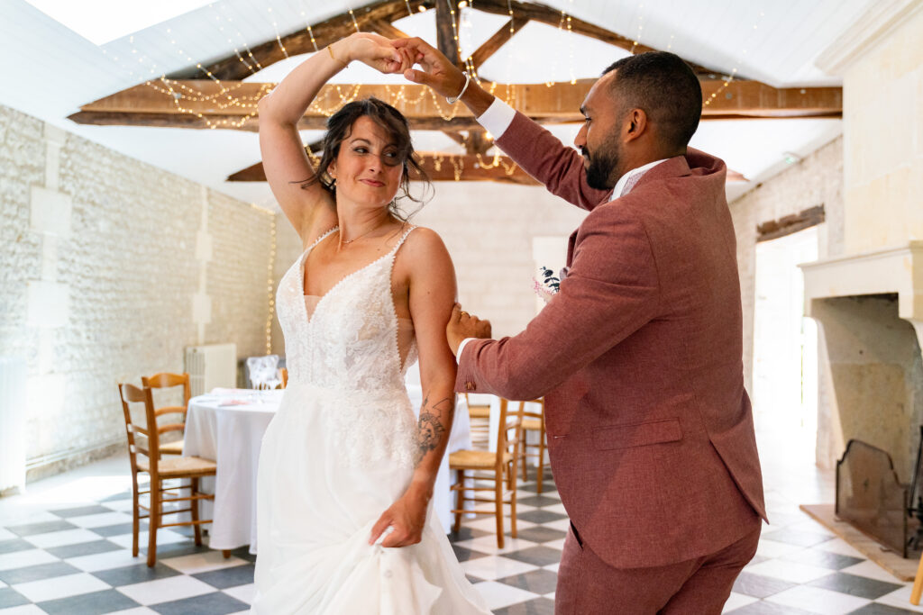 photographe mariage Marmande – première danse des mariés dans une salle de réception en pierre blanche