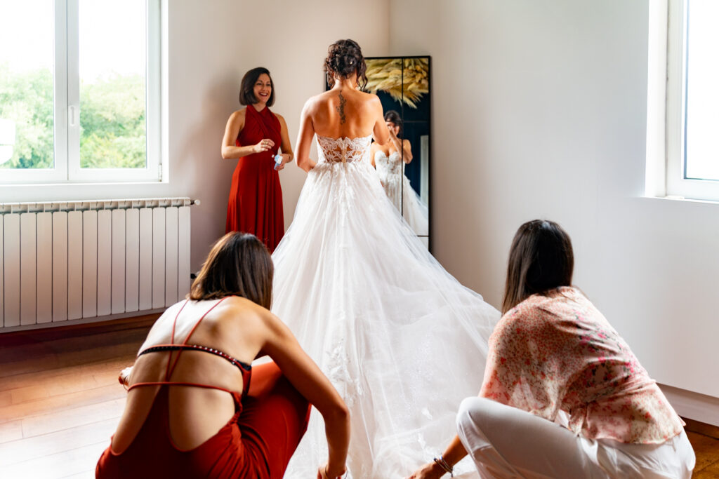 photographe mariage Marmande – préparation de la mariée entourée de ses amies avant la cérémonie