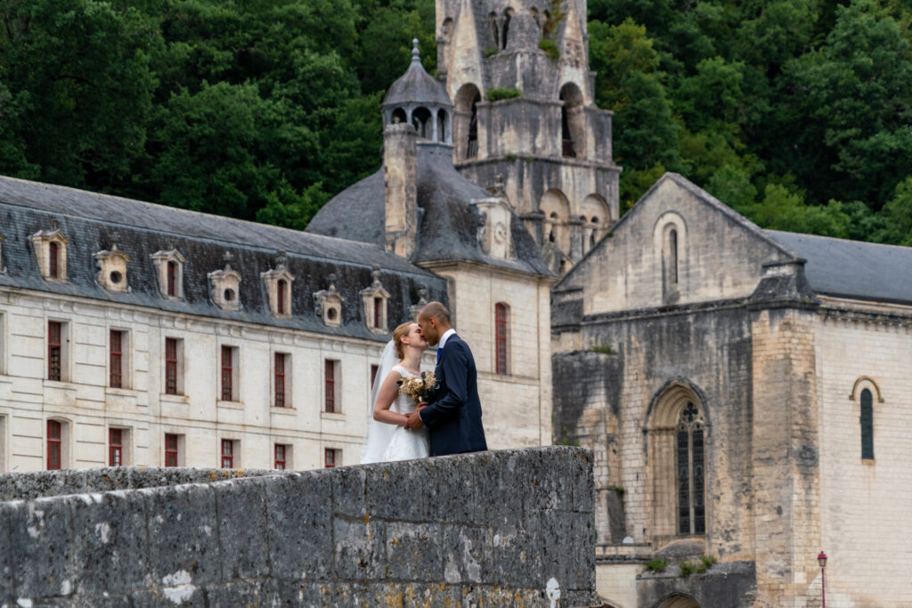 photographe mariage Marmande – couple de mariés s’embrassant près d’une église historique