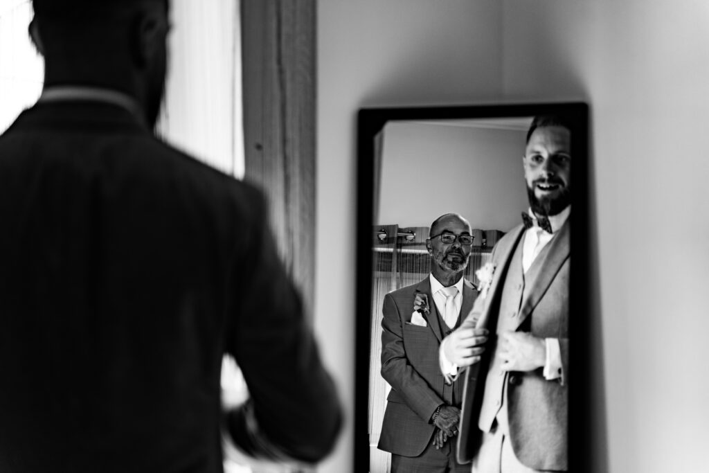 photographe mariage Marmande – regard complice entre le marié et son père pendant les préparatifs