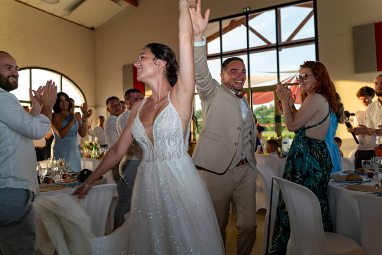 photographe mariage Marmande – entrée des mariés dans la salle sous les applaudissements des invités