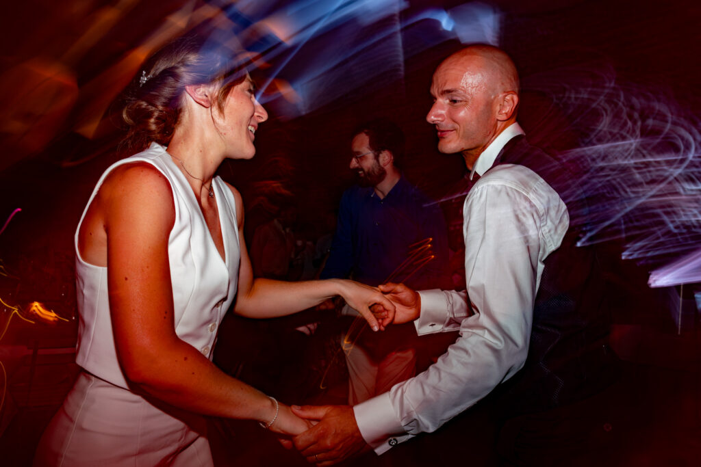 photographe mariage Marmande – mariée dansant pendant la soirée de mariage