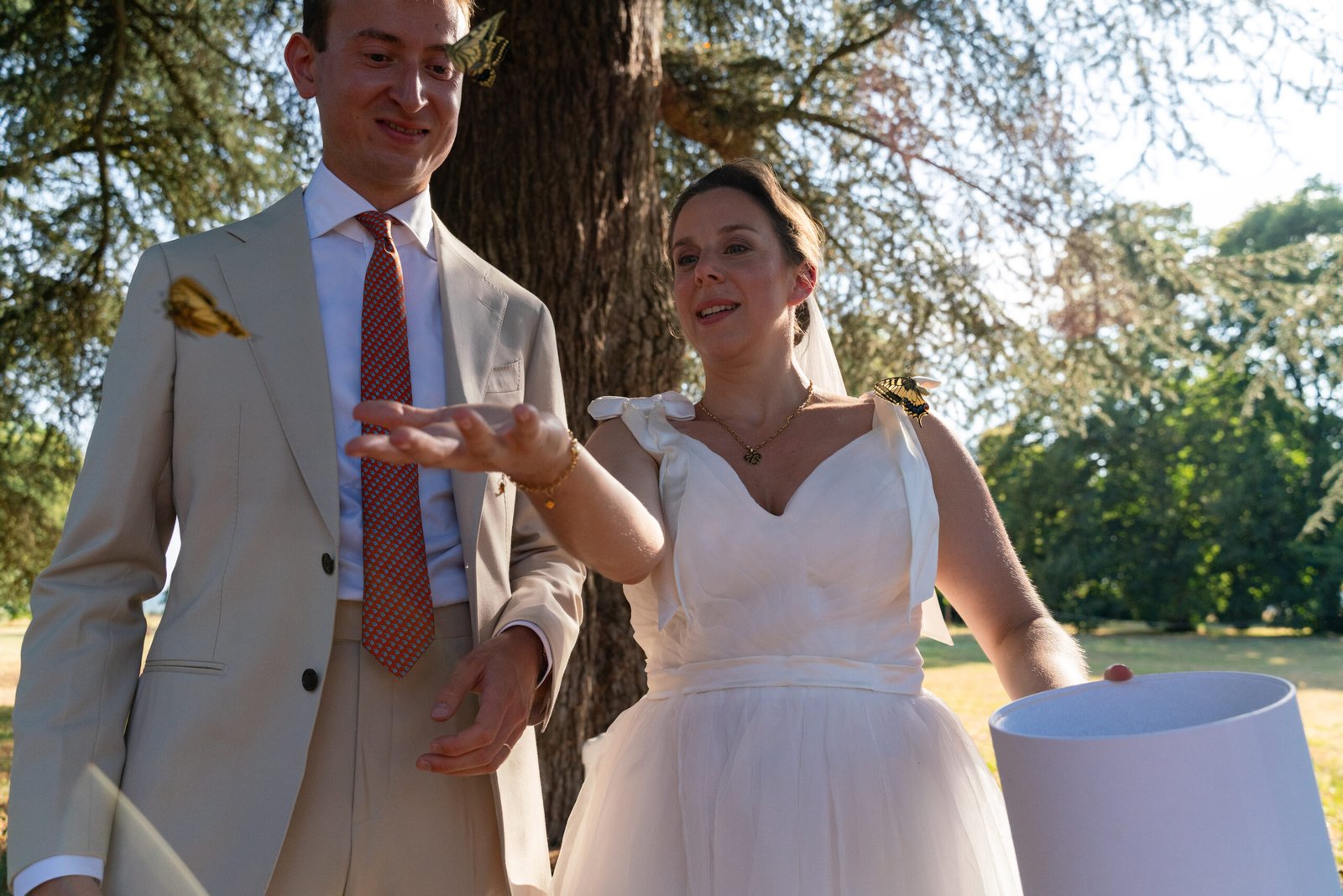 Mariés lâchant des papillons en extérieur, mariage à Saint-Emilion