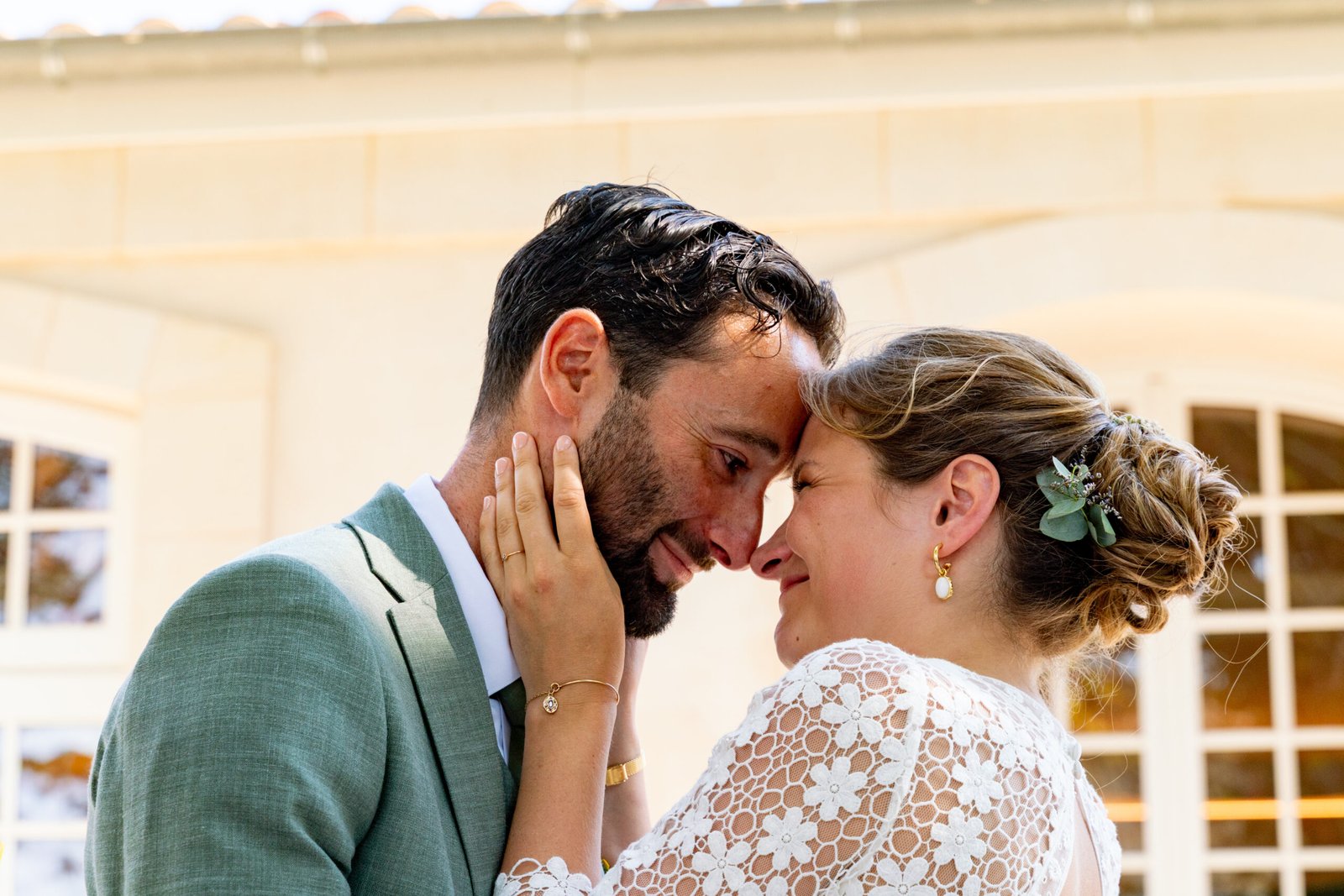 Mariés front contre front, moment de tendresse pendant un mariage à Saint-Emilion